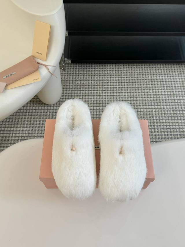 Miumiu经典秋冬字母毛毛拖鞋 这季节美鞋太多这款毛拖 真的是让我无法自拔真太可爱了～ 大底我们选用的是与原版一样的tpu材质 底片耐磨防滑！！ 码数：35-
